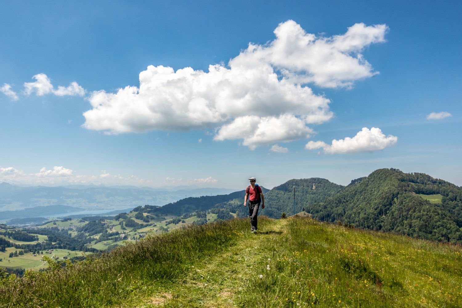 Weite Sicht, weiter Himmel auf dem Weg zur Chrüzegg. Bild: Fredy Joss