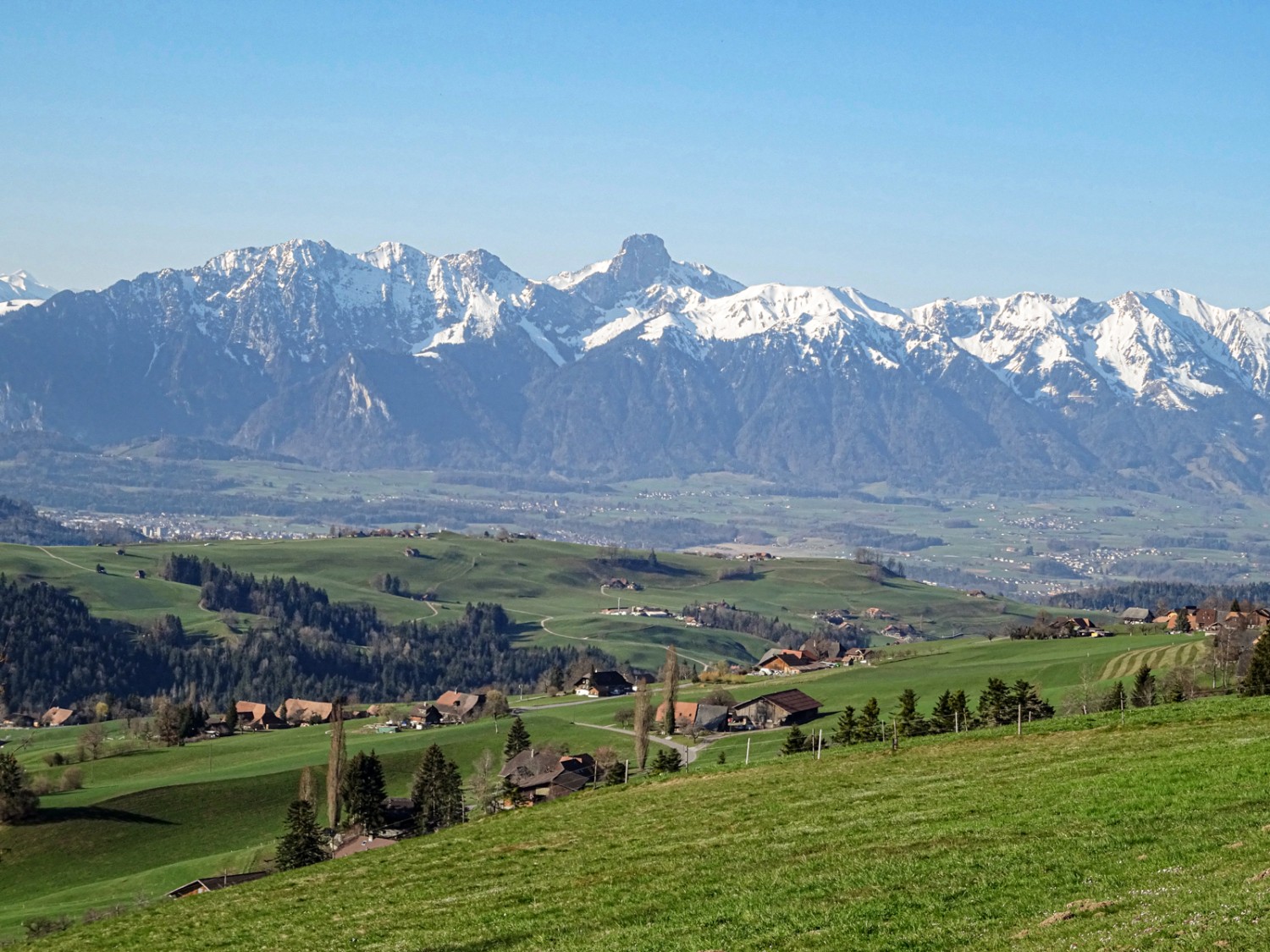 Die Berner Alpen frisch verschneit mit Märzschnee. Bild: Sabine Joss