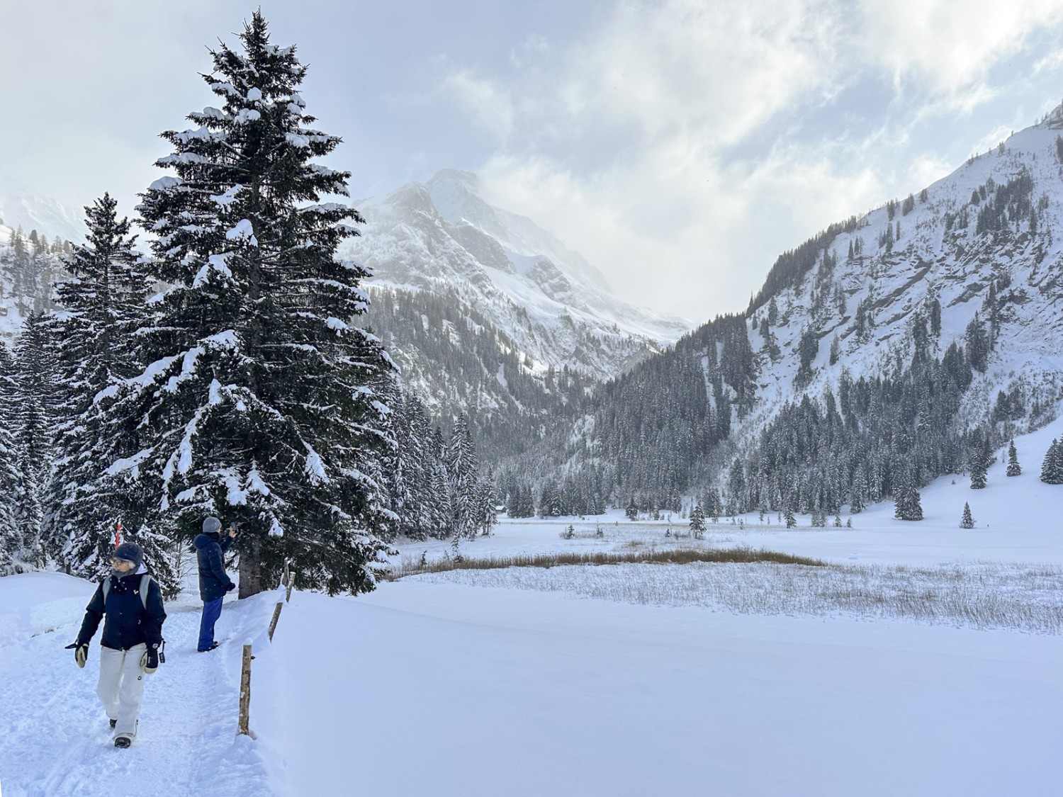 On devine le lac de Lauenen sous l’épaisse couche de neige. Photo: Thomas Gloor