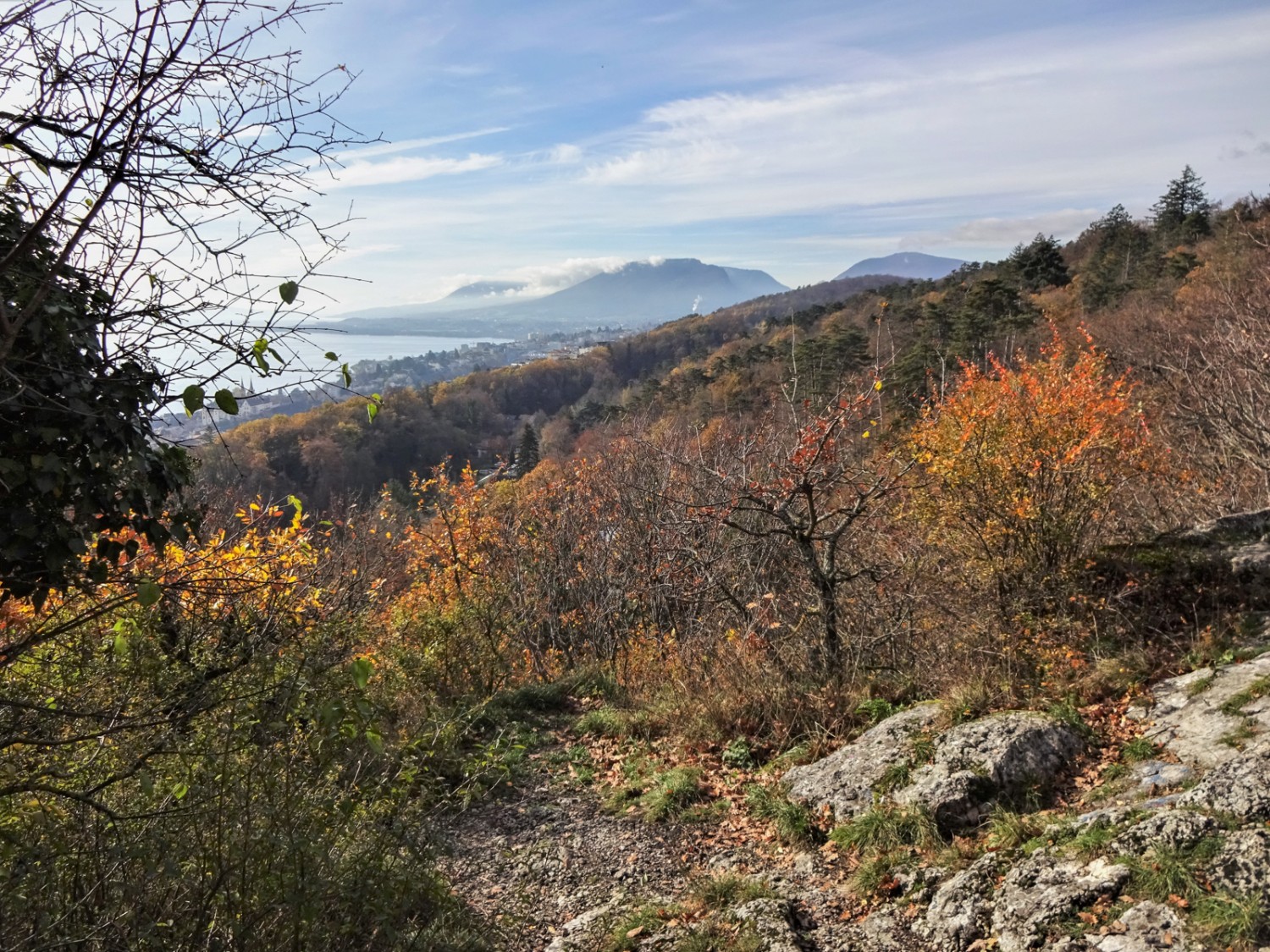 Les rochers de l’Ermitage offrent une vue sur Neuchâtel et son lac. Photo: Miroslaw Halaba