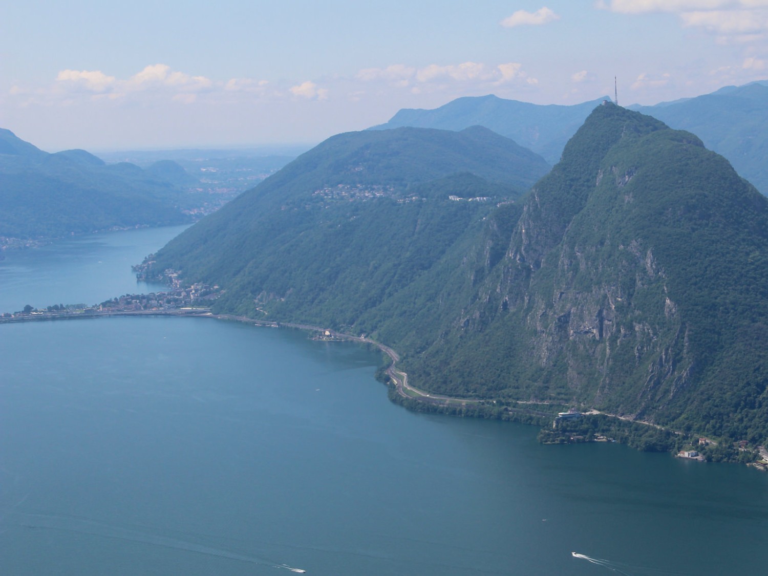 Vista magnifica dal Monte Brè sul Luganese e sul suo lago. Foto: Andreas Sommer