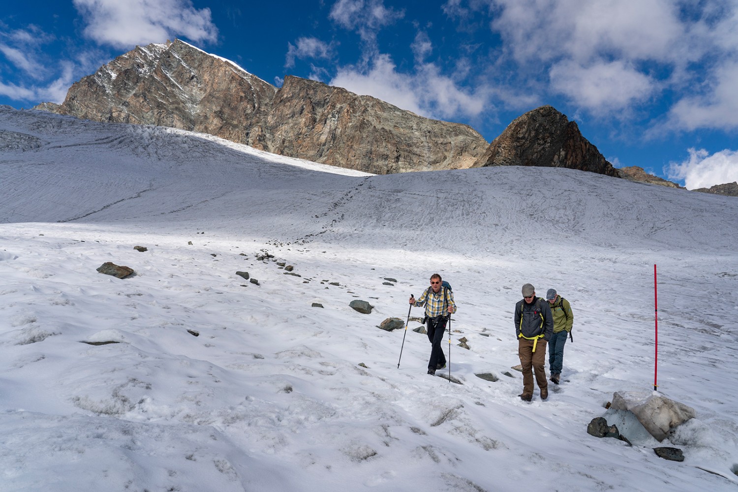 L’Allalinhorn, au fond à gauche, a donné son nom à une roche particulière. Photos: Severin Nowacki