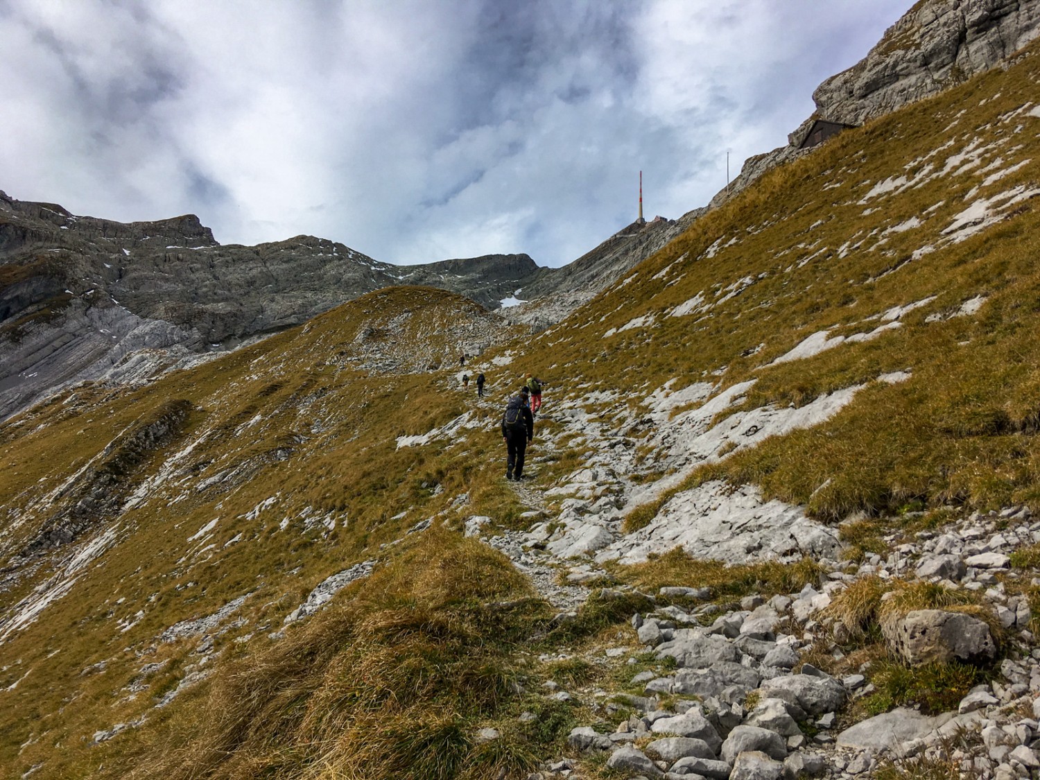 Durch eine Karstlandschaft geht es hinauf in Richtung Säntisgipfel. Bild: Claudia Peter