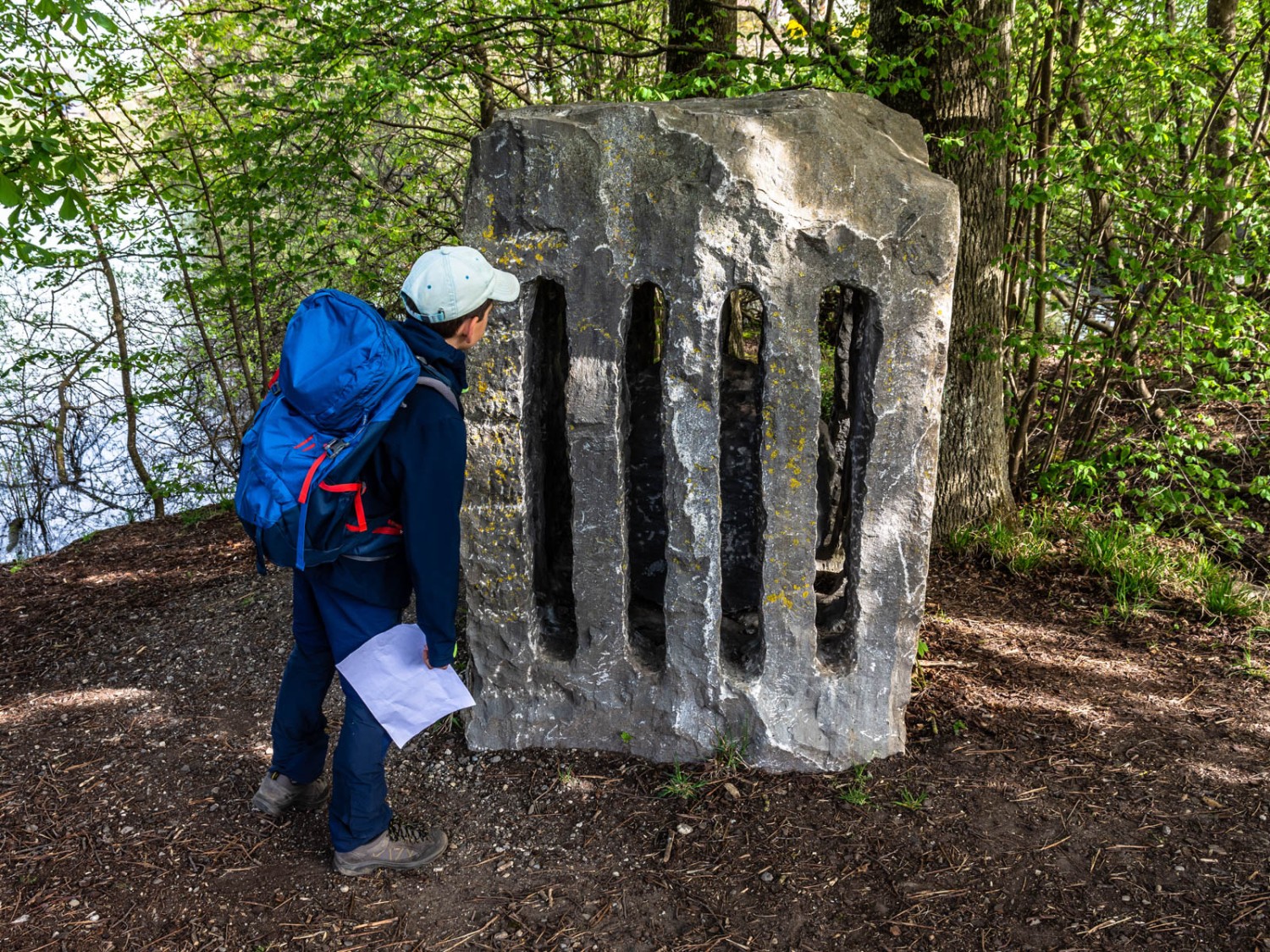 Skulptur beim Schloss: Wie die Steinkugel wohl in den Steinkäfig gelang? Foto: Franz Ulrich