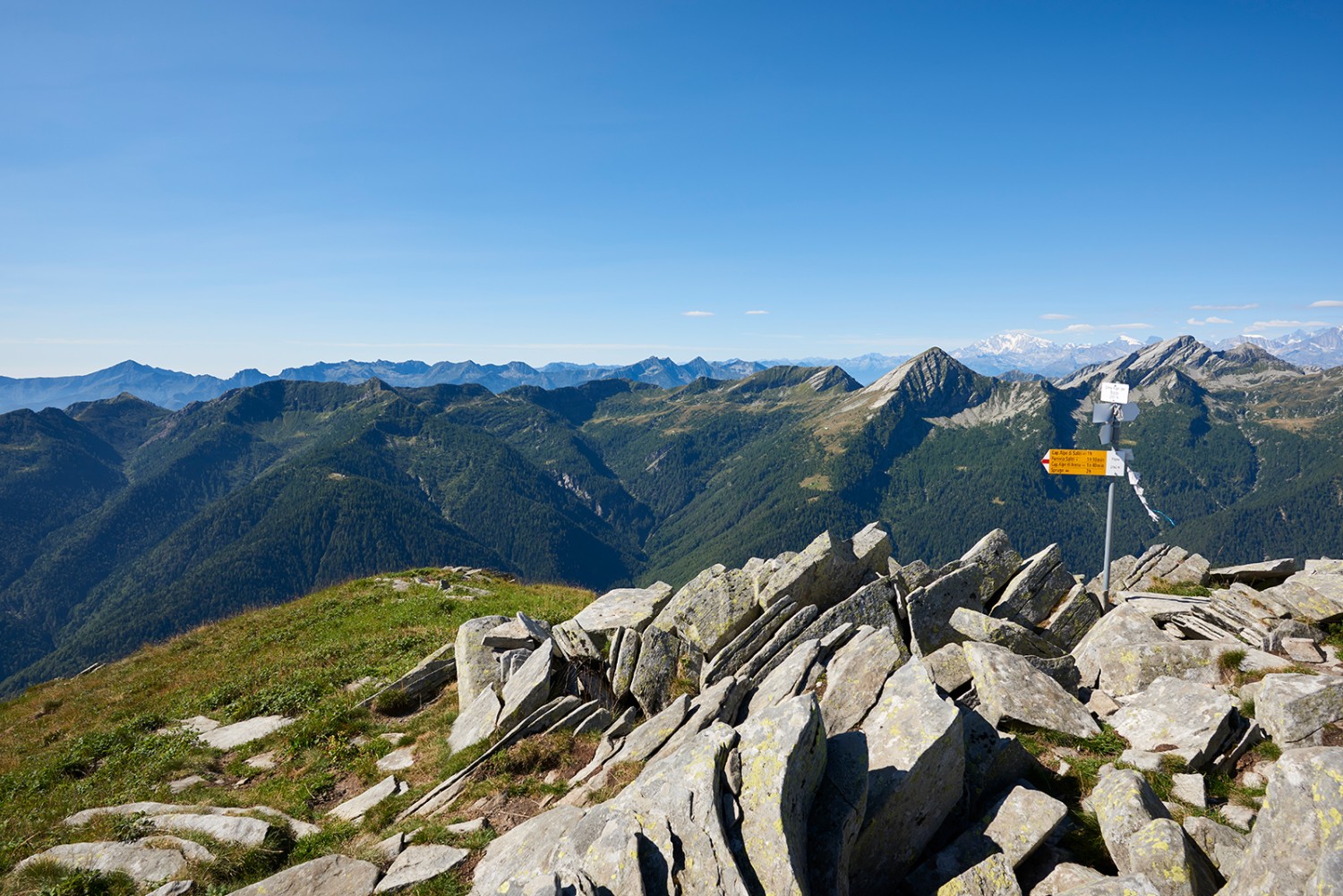 Wilde Natur und Einsamkeit: Auf dem Gipfel des Pilone sieht man auf die Täler des Tessins.