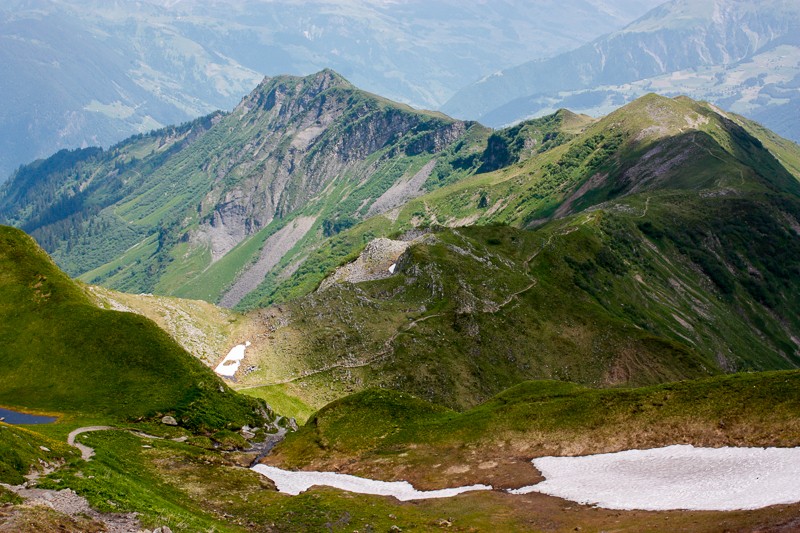 Du côté uranais, on traverse les éboulis en pente raide.