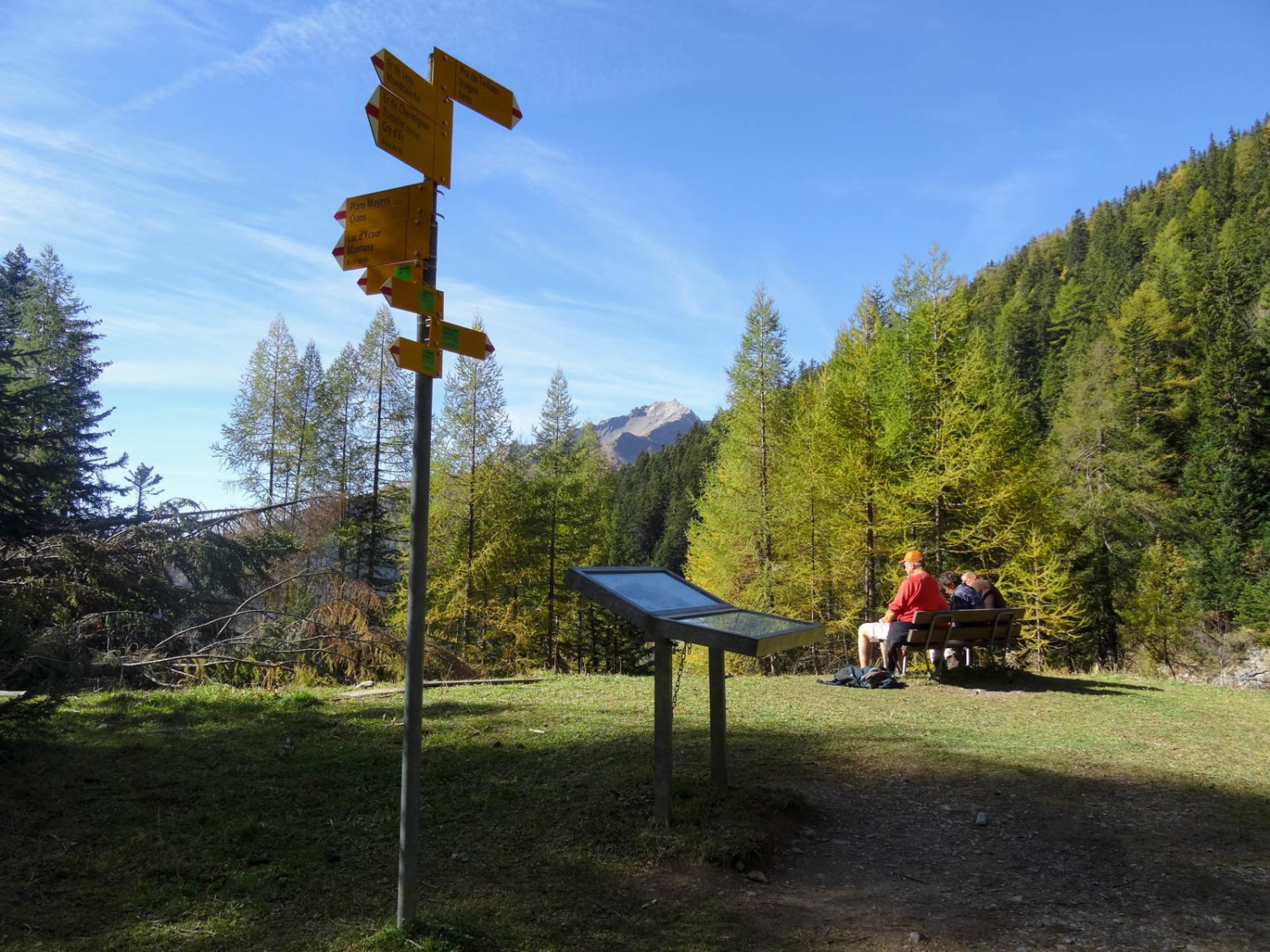 Dernier endroit pour faire une pause casse-croûte avant le passage le long du bisse. Photo: Vera In-Albon