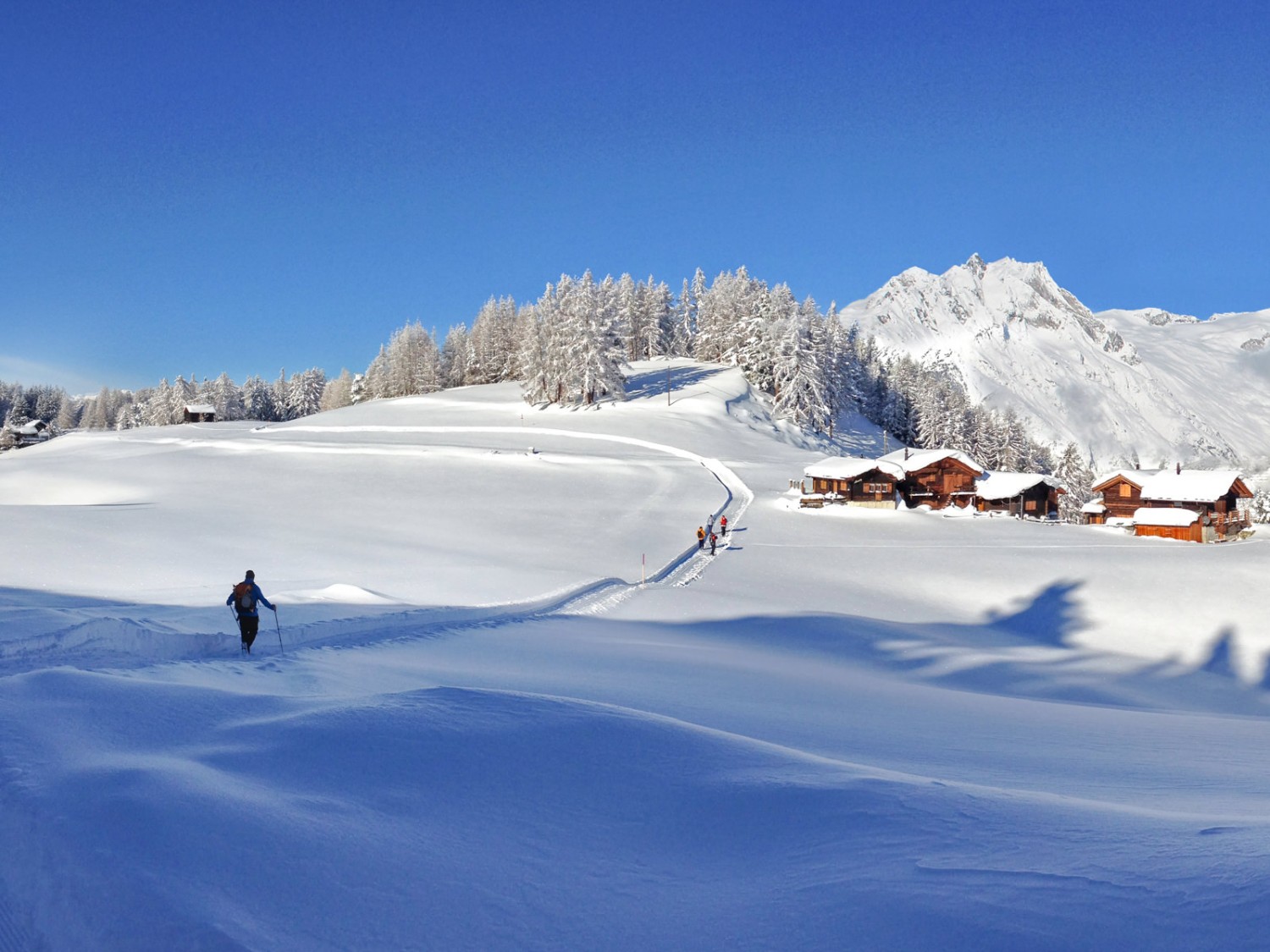 Über dem Weiler Oberi Hellela ragt auf der gegenüberliegenden Seite des Rhonetals das Bietschhorn in die Höhe. Bild: Bürchen Unterbäch Tourismus