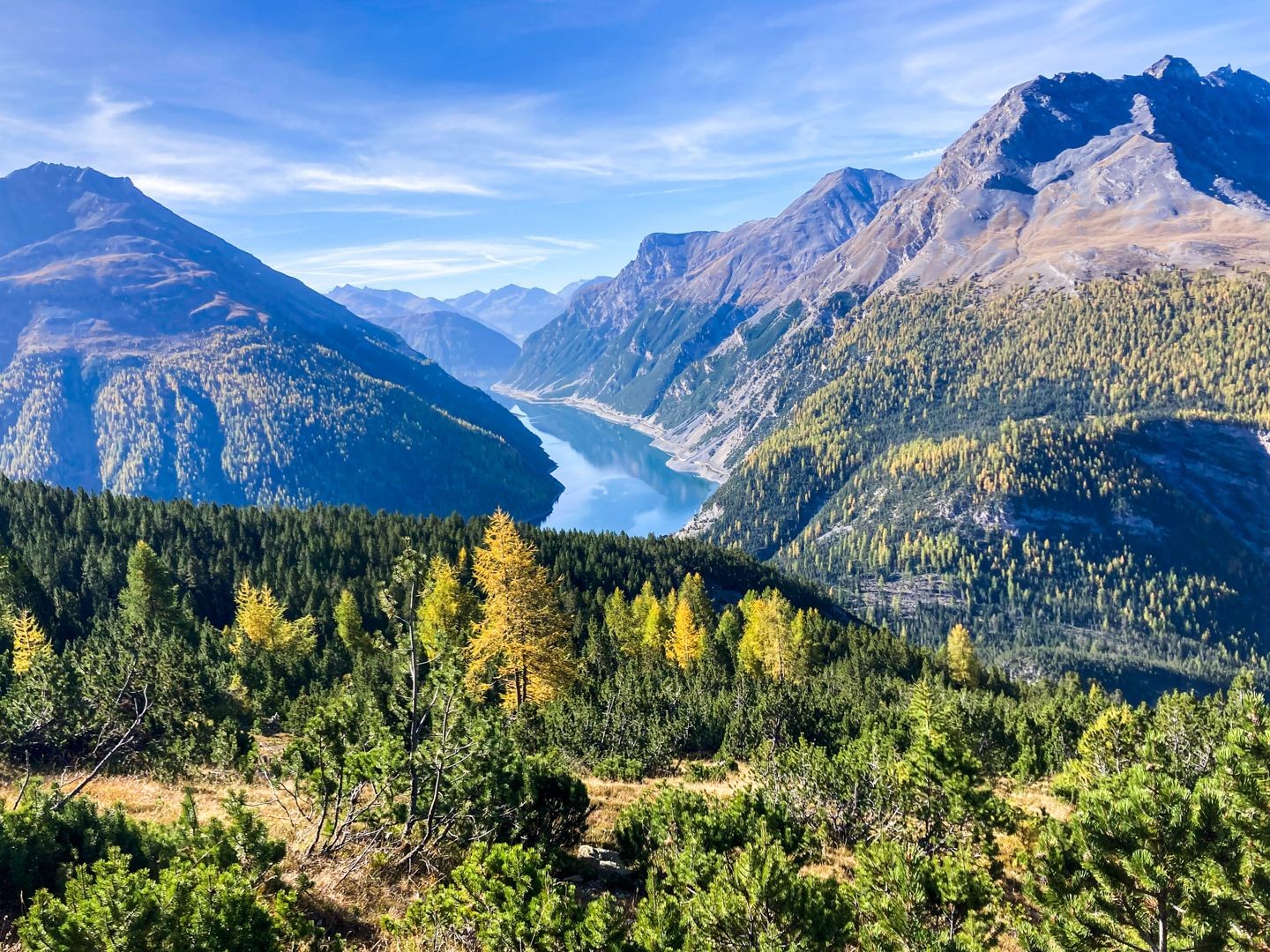 Aussicht vom Munt la Schera auf den Stausee Lago di Livigno in Italien.