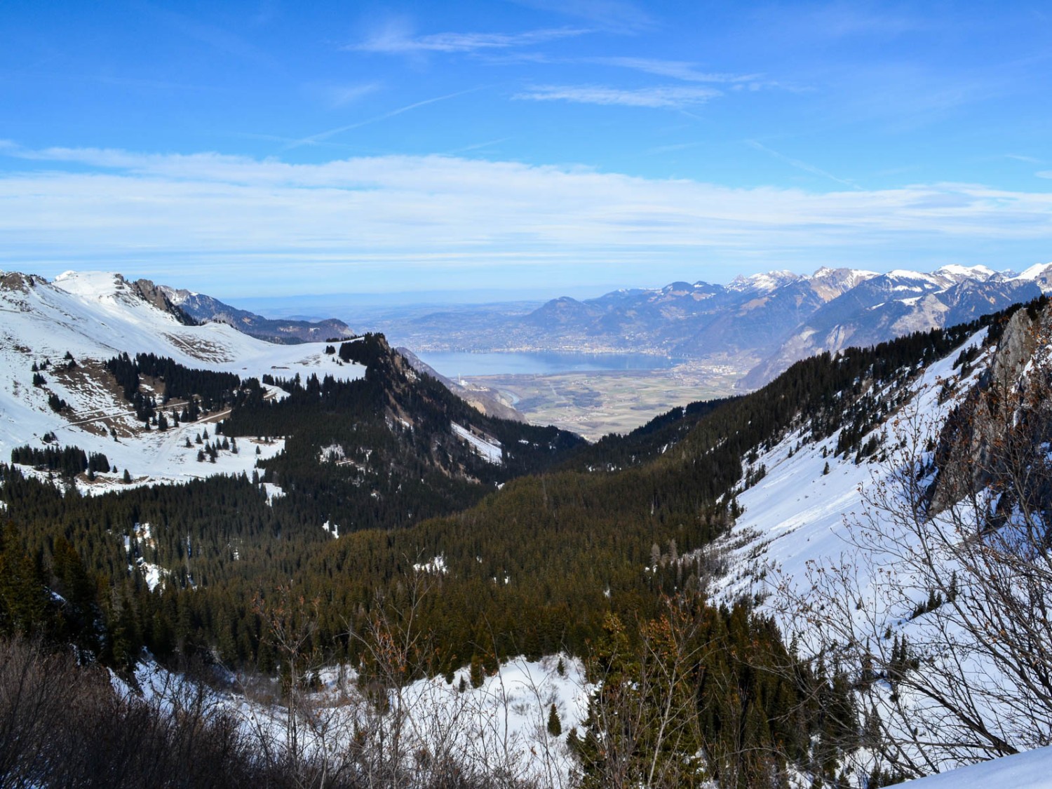 Blick über die Combe de Dreveneuse Richtung Rhonetal und Genfersee.