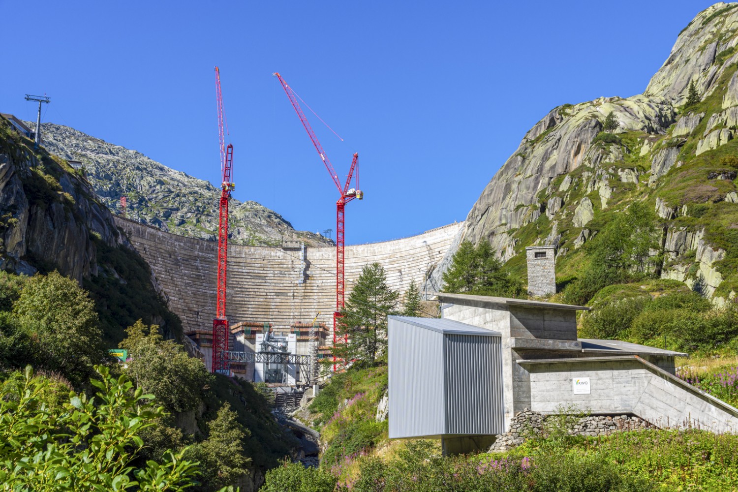 Baustellenbesichtigung inklusive: Am Grimselsee wird die Staumauer «Spitallamm» neu erstellt. Bild: Franz Ulrich