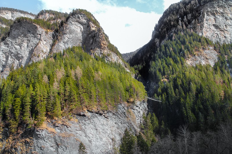 La passerelle de Traversina enjambe une gorge latérale de la Viamala. Photo: Andreas Sommer