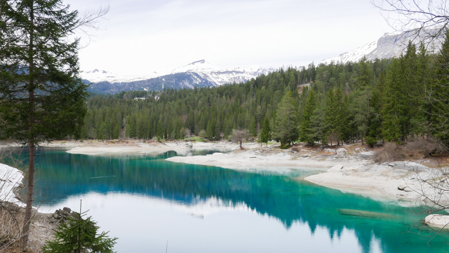 Der Caumasee fasziniert mit seinen vielen verschiedenen Blautönen und bietet ideale Rastplätze.