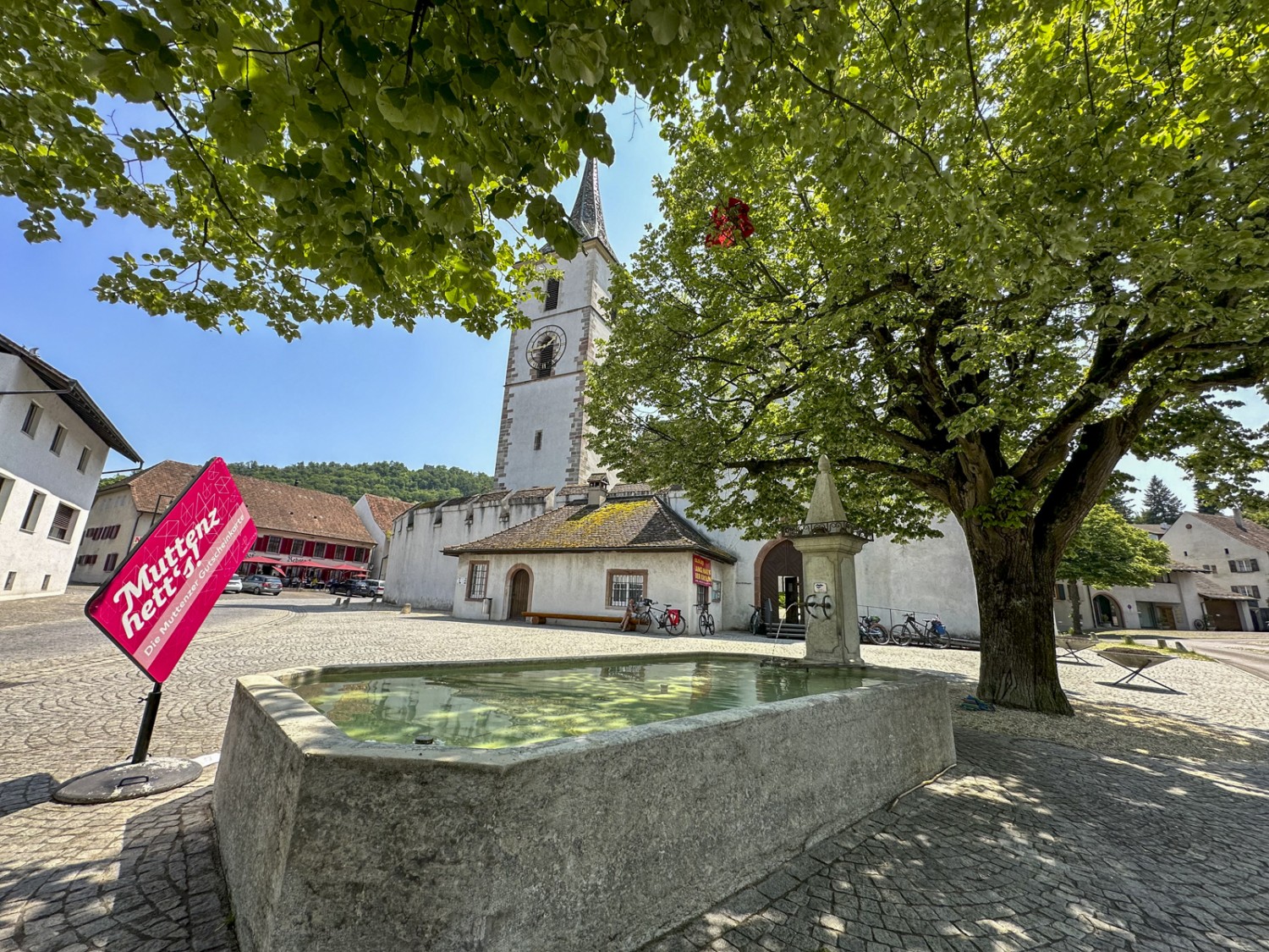 La piazza del paese di Muttenz con la chiesa fortificata di Sant’Arbogaste. Foto: Thomas Gloor