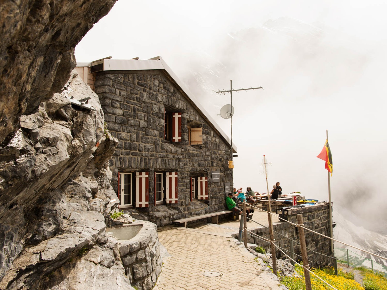 De gros nuages viennent lécher la cabane du Gspaltenhirn. Photo: Raja Läubli