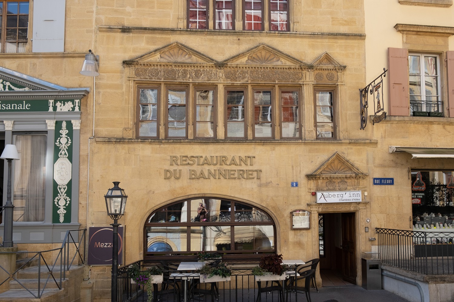 Im Zentrum von Neuenburg ist der gelbe Stein allgegenwärtig, auch beim Hôtel-Restaurant Le Banneret. Bilder: Markus Ruff