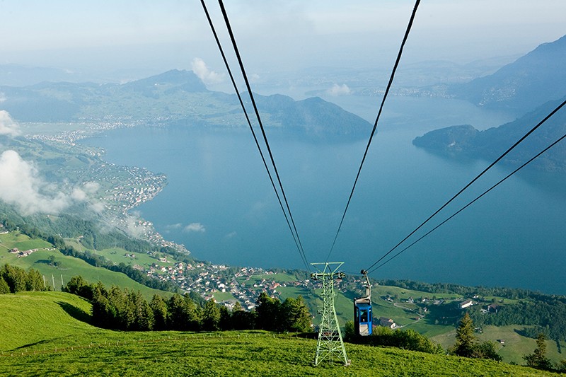 Luftseilbahn Emmetten-Stn. Niederbauen mit Blick auf Vierwaldstättersee und Bürgenstock.  Bild: Christof Sonderegger