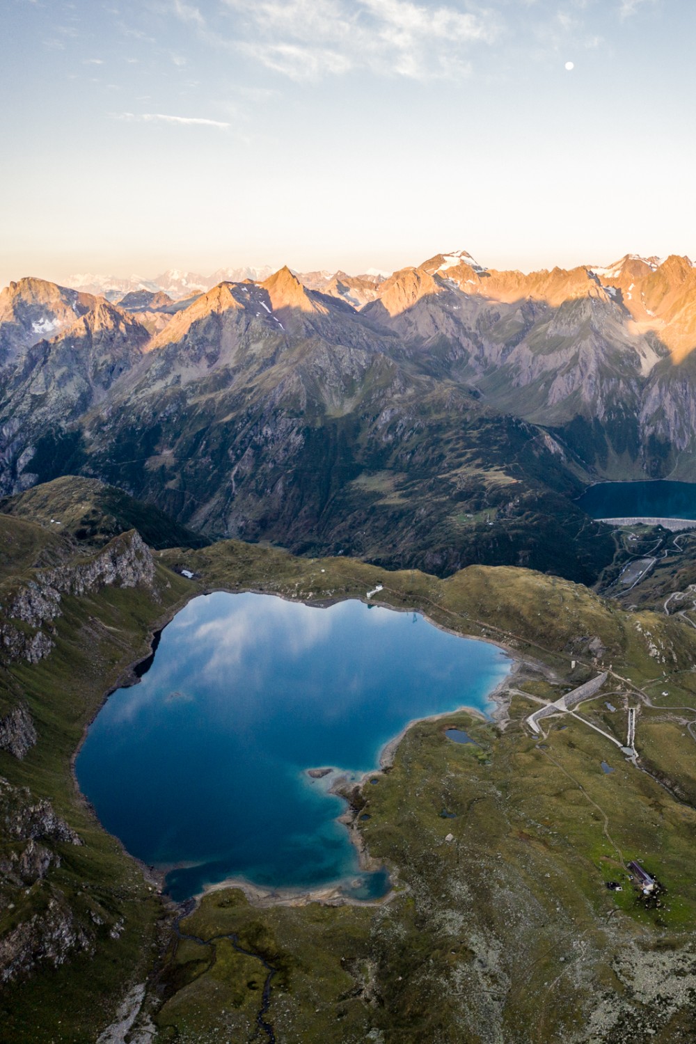 Tief unten leuchtet der Lago Castel. Bild: Jon Guler