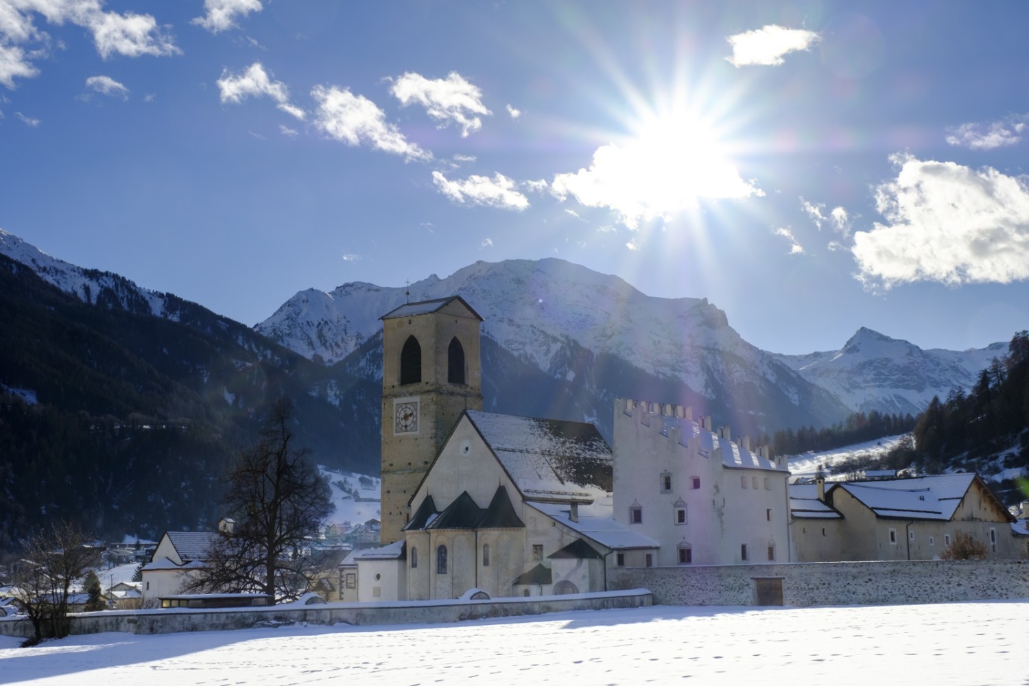 Hinter dem Kloster St. Johann in Müstair erhebt sich der Piz Lad. Bild: Iris Kürschner