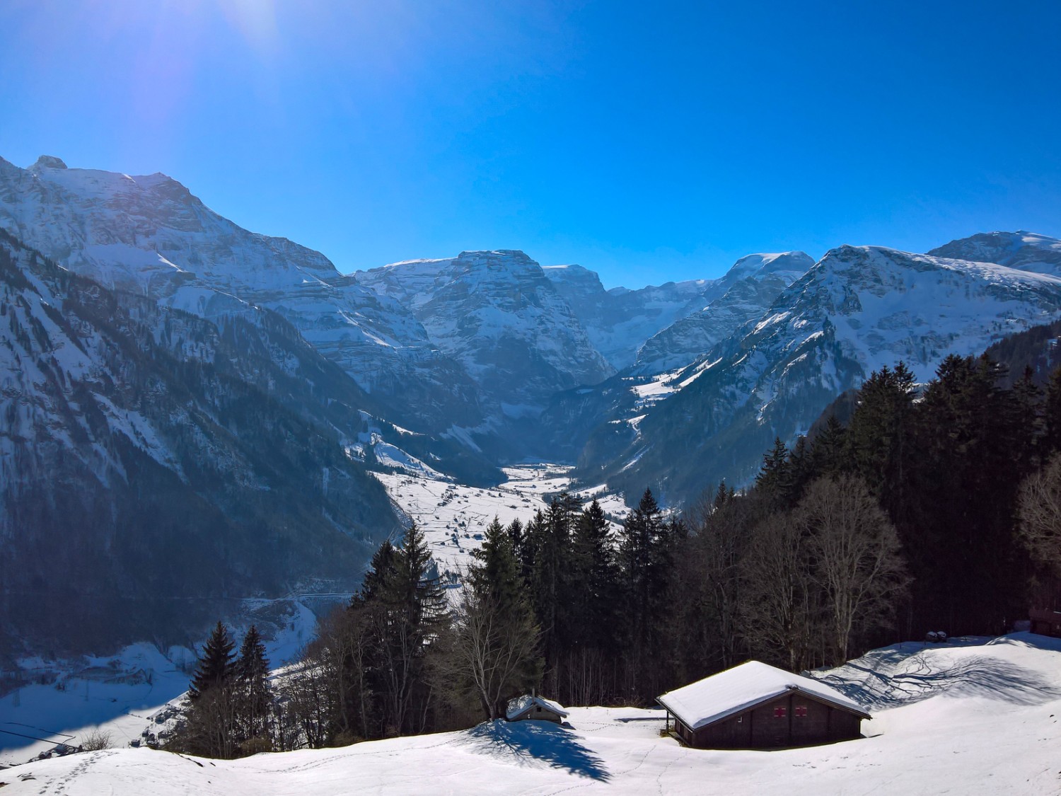 Tiefblick von der Sonnenterrasse Braunwald ins Linthal. Bilder: Andreas Staeger