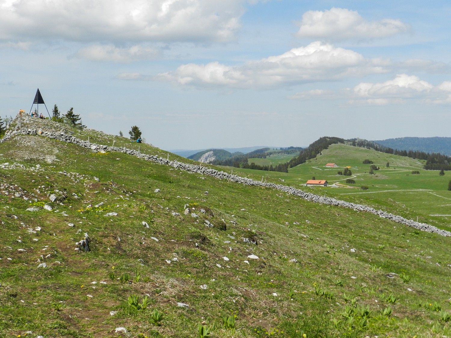 Wer auf dem Gipfel des Mont Racine noch nicht müde ist, folgt dem Gratweg bis zum Tête de Ran.