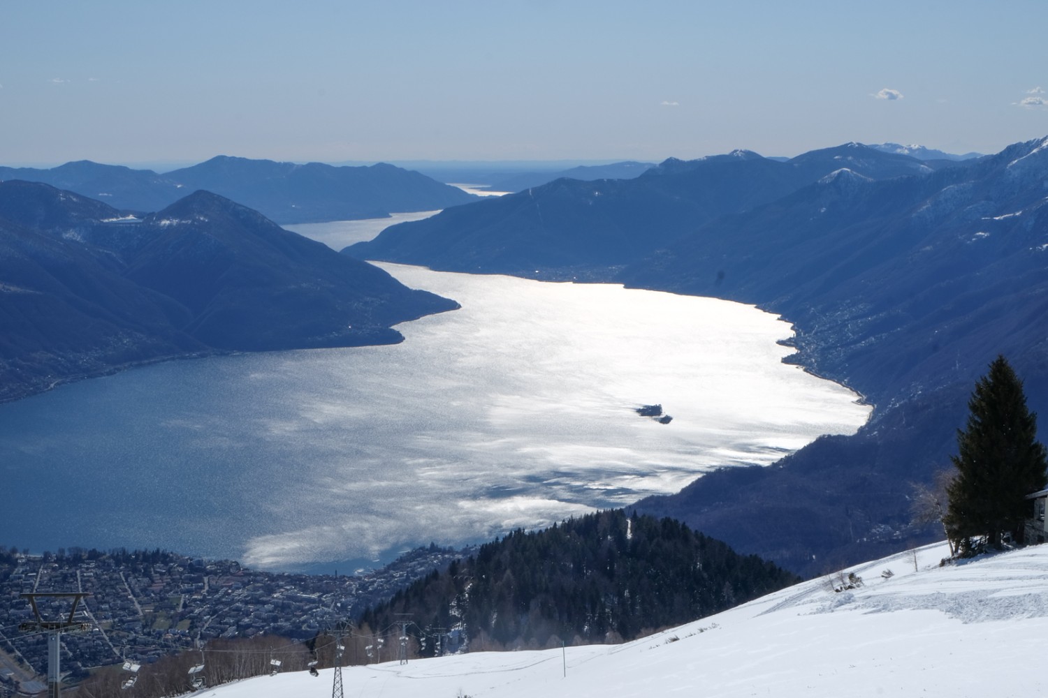 Cardada, en fin d’après-midi. Le lac Majeur est argenté, comme si l’on avait posé du papier d’aluminium sur l’eau.