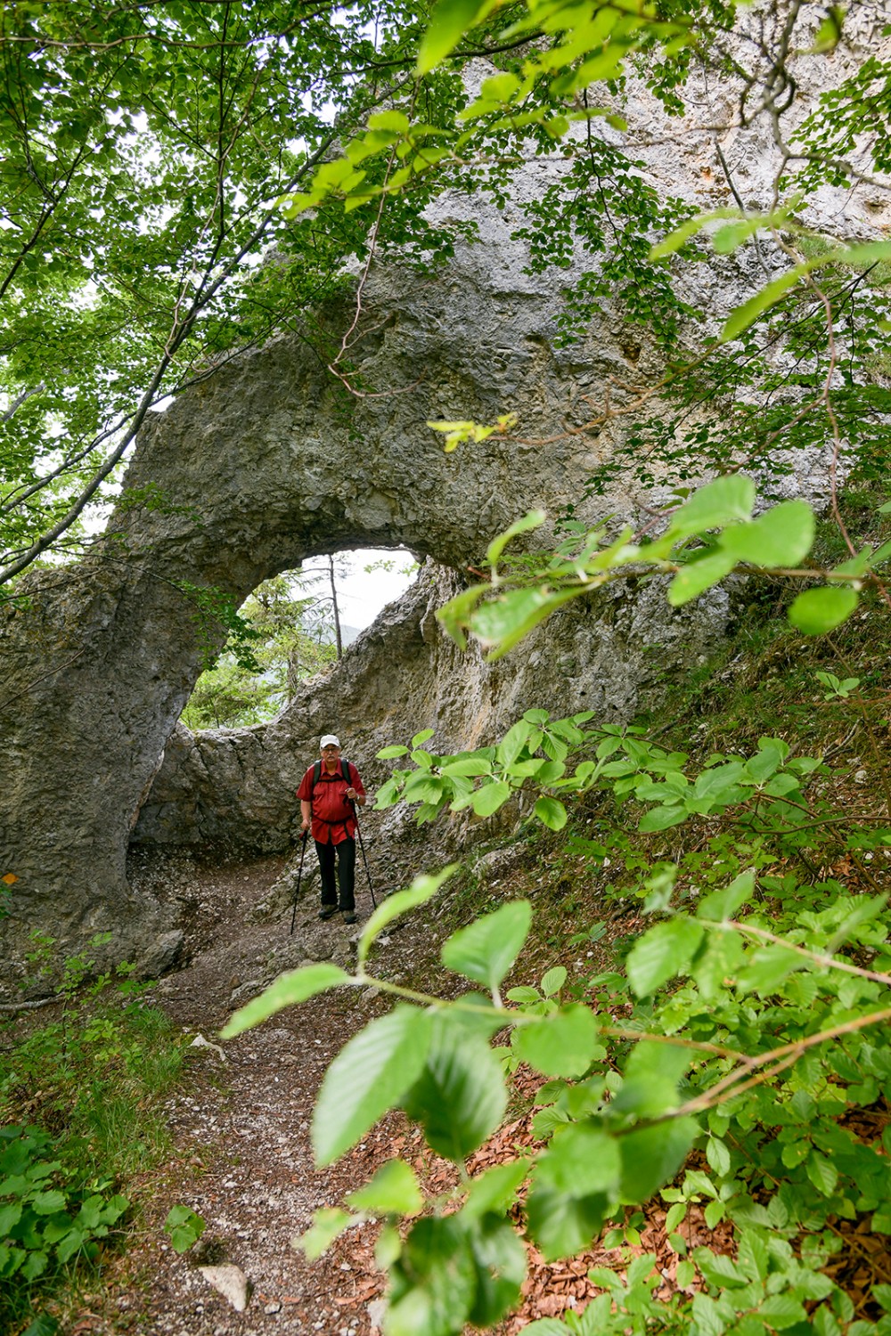 Der Abstieg über die Gerstelflue führt durch einen Felstunnel.