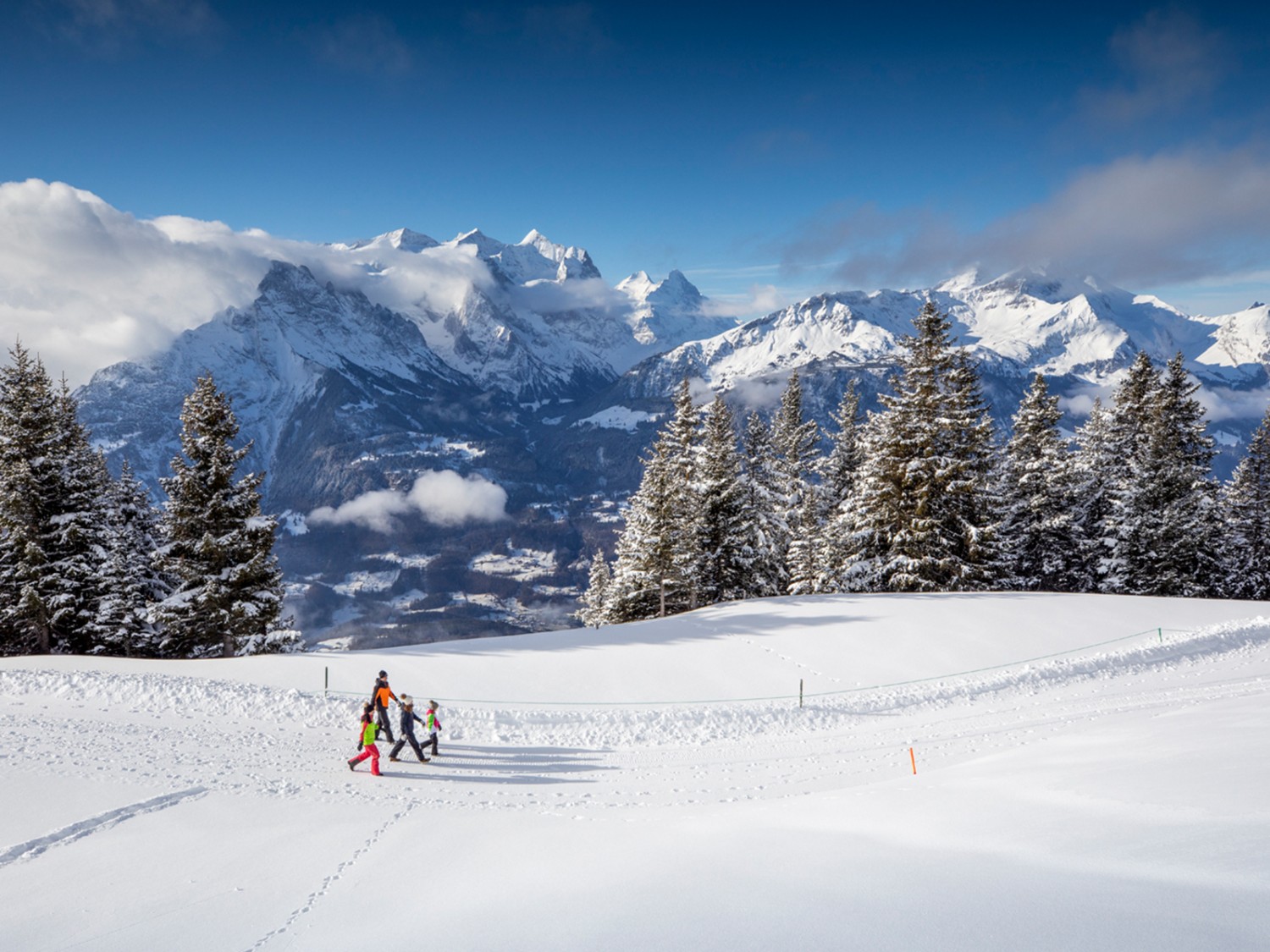 In der verschneite Landschaft das wunderschöne Panorama geniessen. Bild: David Birri, zVg