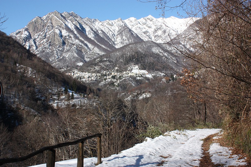 Blick von der alten Talstrasse Richtung Auressio.