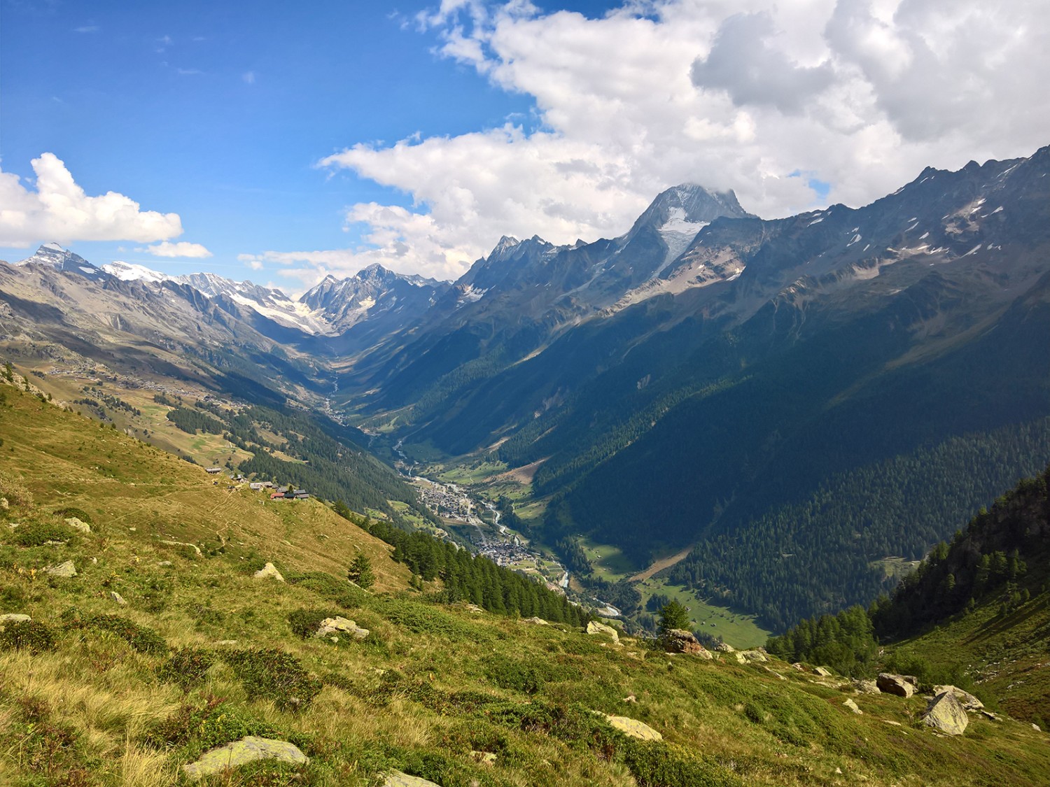 Im Aufstieg zum Restipass blickt man aufs Lötschental zurück. Bild: Andreas Staeger
