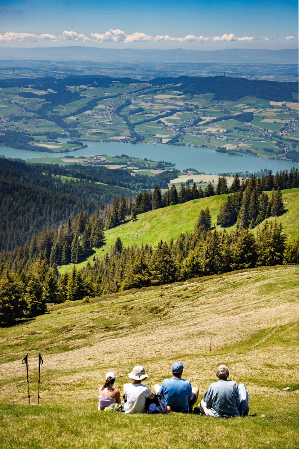 De La Berra, on voit le lac de la Gruyère. Photo: Severin Nowacki