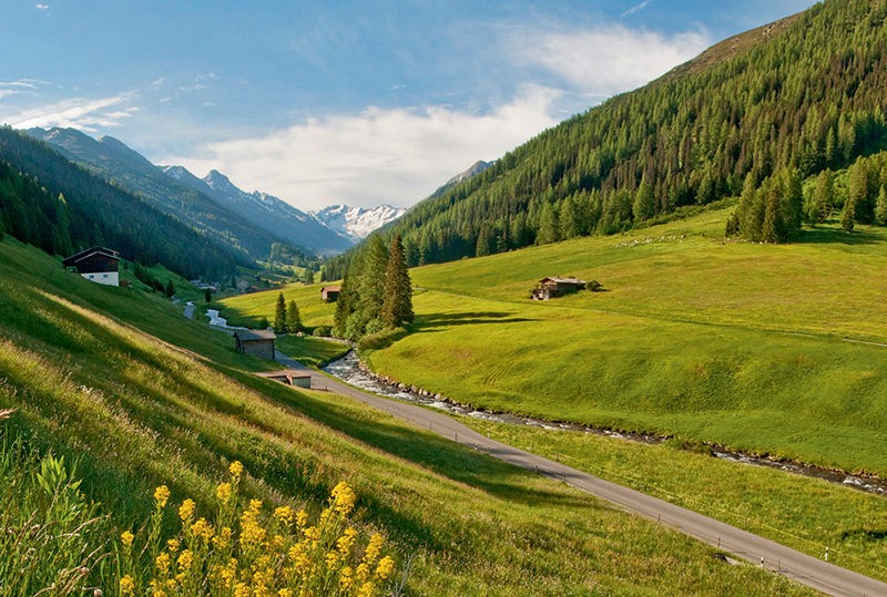 Lohn für Frühaufsteher: die ersten Sonnenstrahlen im Dischma. Bild: Heiz Staffelbach