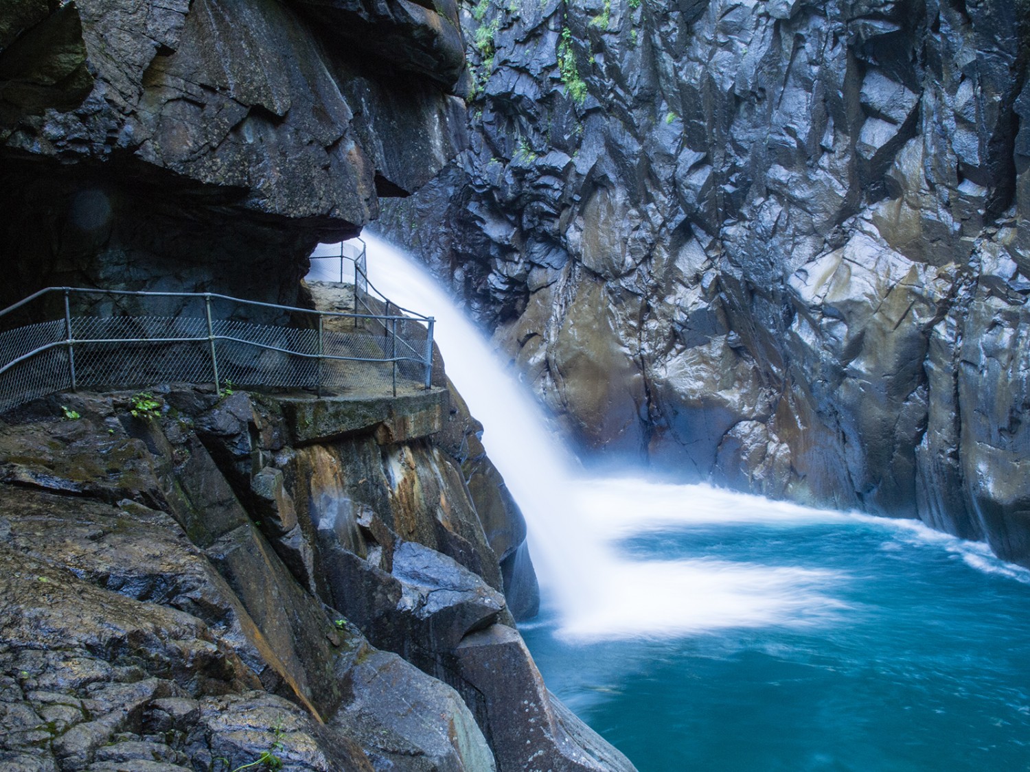 Viel Arbeit und Dynamit brauchte es, um mit einem Weg den Wasserfall zugänglich zu machen.