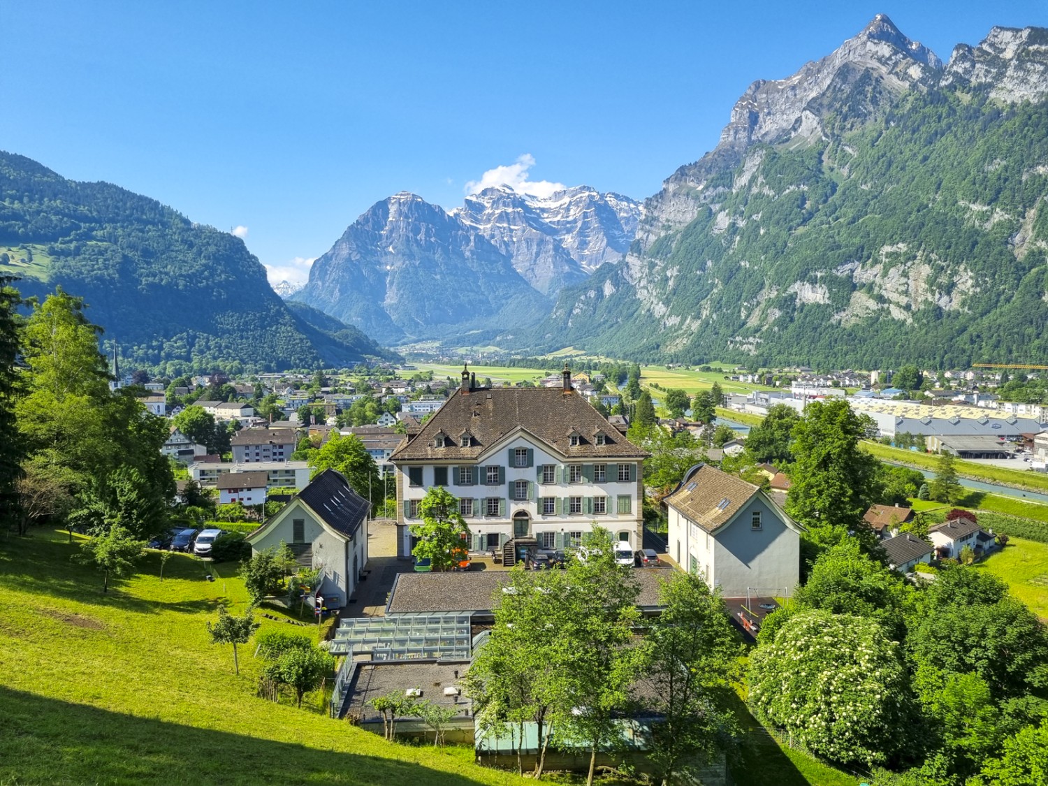 Vue sur la vallée au-dessus de Mollis; à l’arrière-plan, on voit le massif du Glärnisch. Photo: Simon Liechti