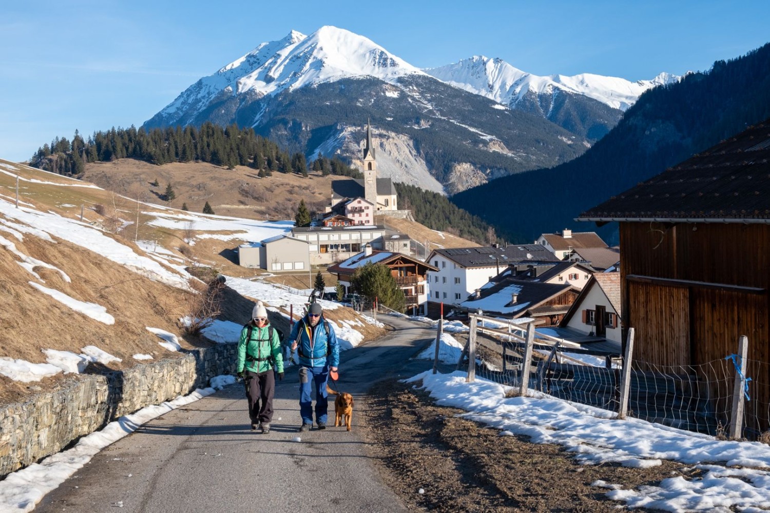 Auch wenn im Dorf Salouf nur wenig Schnee liegt, sieht das etwas weiter oben, im Wald, bis in den Frühling hinein ganz anders aus.