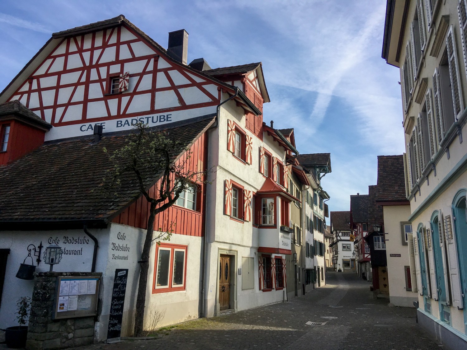 Nicht nur Touristen flanieren gerne in den Gässchen von Stein am Rhein. Bild: Claudia Peter