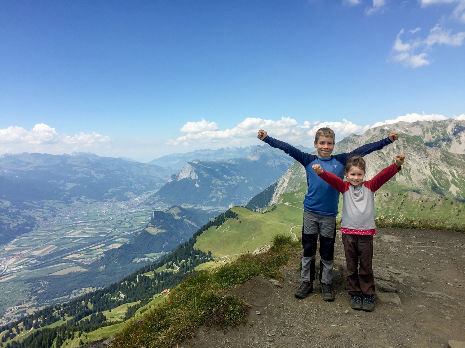 Enfin en haut, sur le Vilan! Du sommet, les familles embrassent toute la région.