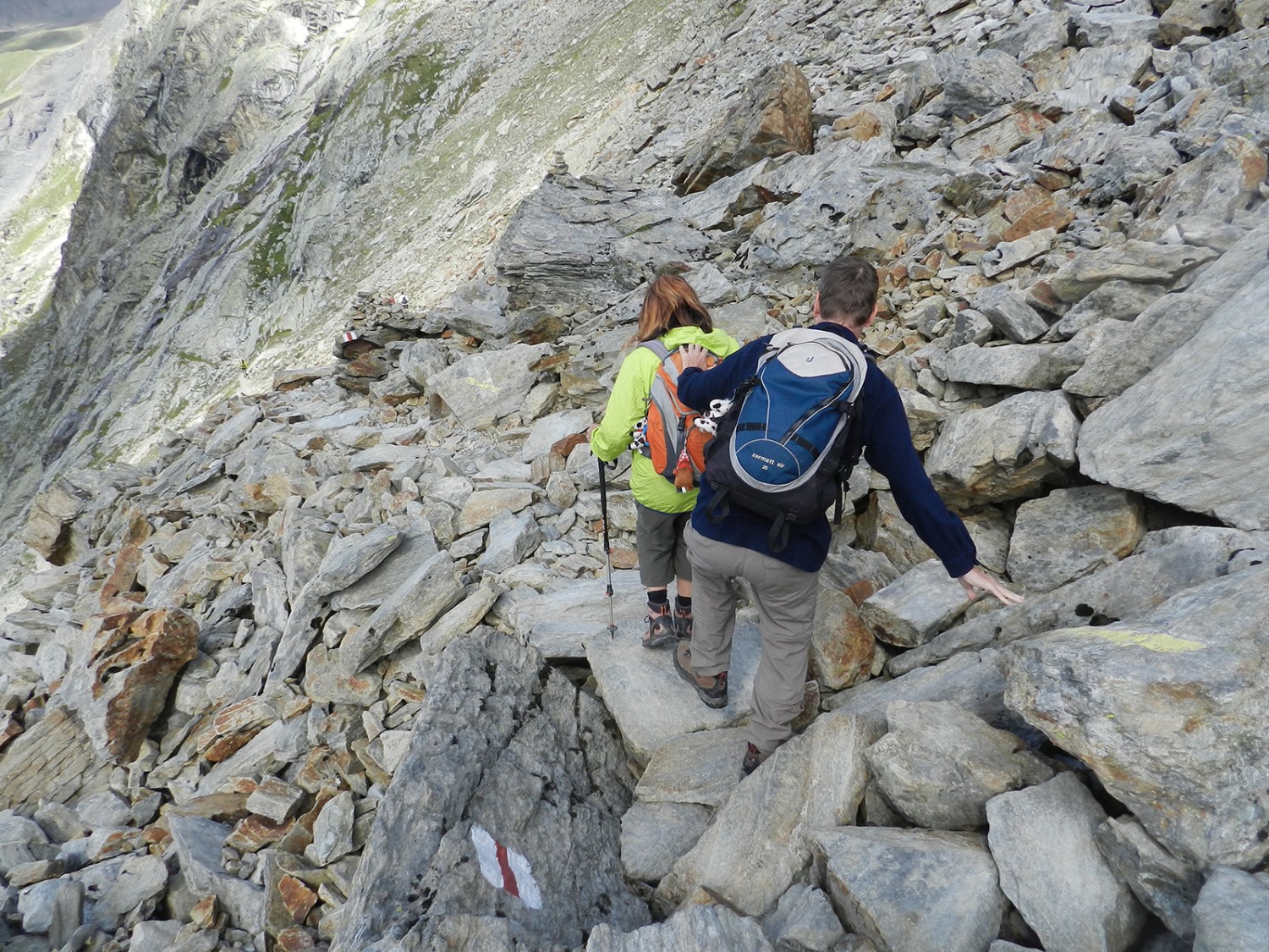 Die Rast auf der Cabane de Moiry will verdient sein, führt der Weg zur Hütte doch über unebenes Geröll. Bilder: Patricia Michaud