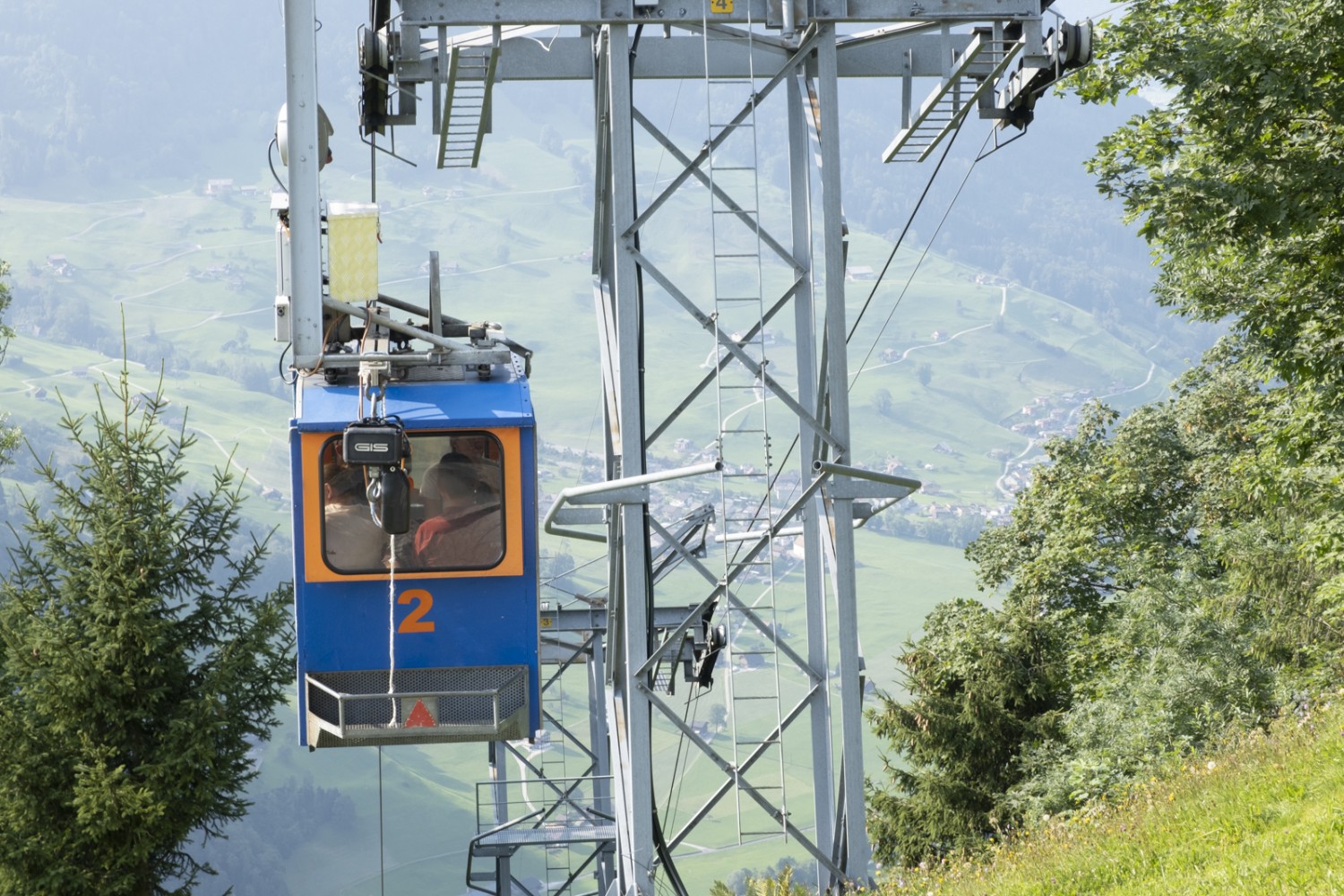 Un dernier joli tronçon pédestre ramène à la Brändlenbahn bicolore. Voilà la cabine bleue. Photo: Markus Ruff