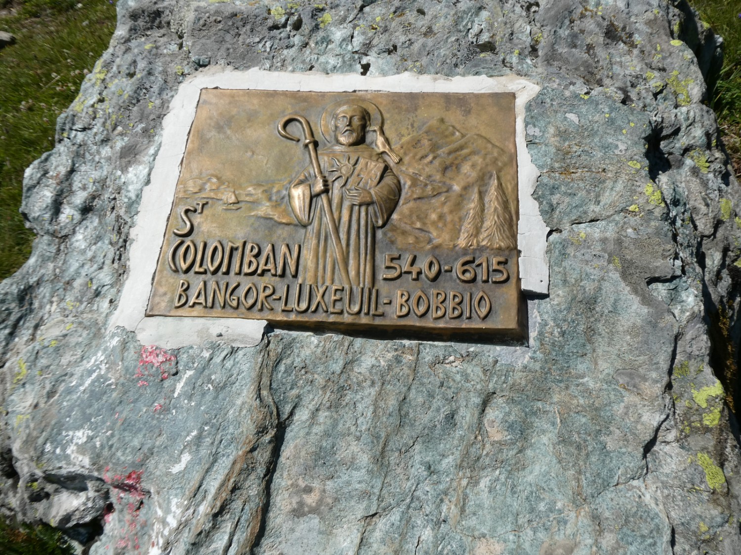 Auf dem Septimerpass erinnert diese Tafel an Kolumban.