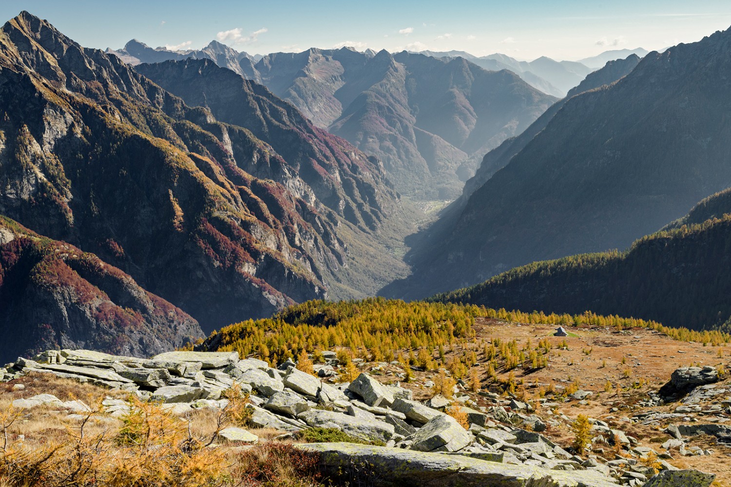 Beinahe sanft muten die Alpen im Bavonatal an: die Alpe di Solögna.