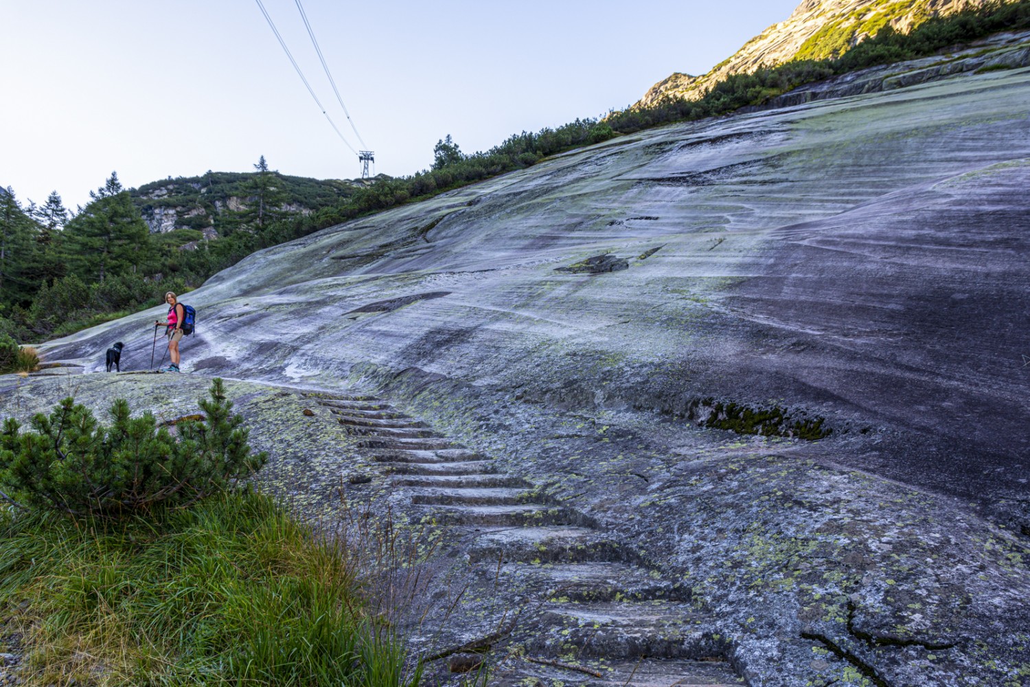 Caractéristiques typiques de la région de Grimsel: des plaques de granit polies par le glacier. Photo: Franz Ulrich