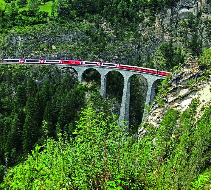 Blick von der Aussichtsplattform Süd zum Landwasserviadukt