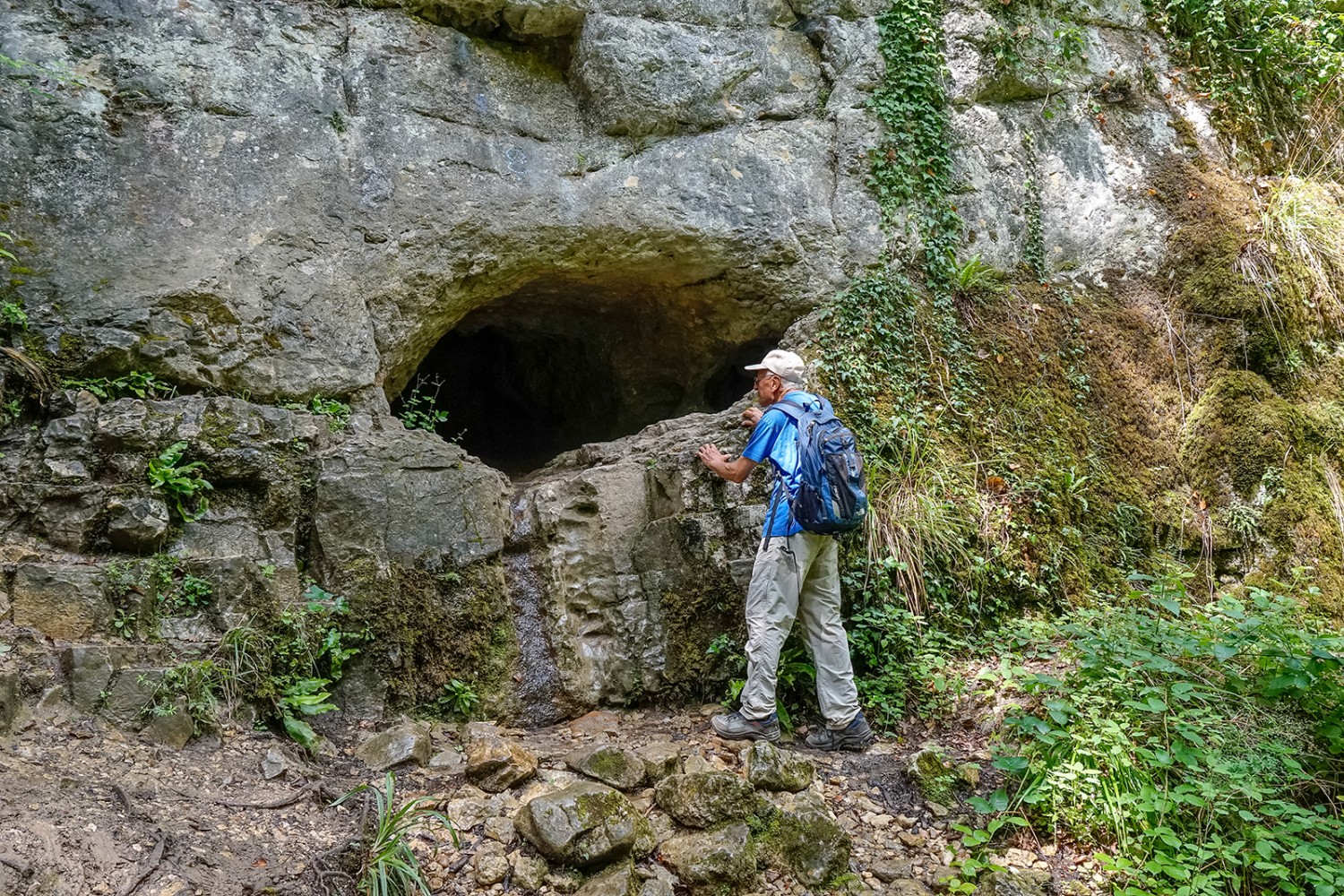 Ein Karstgang, der tief in die Felsen hineinführt.