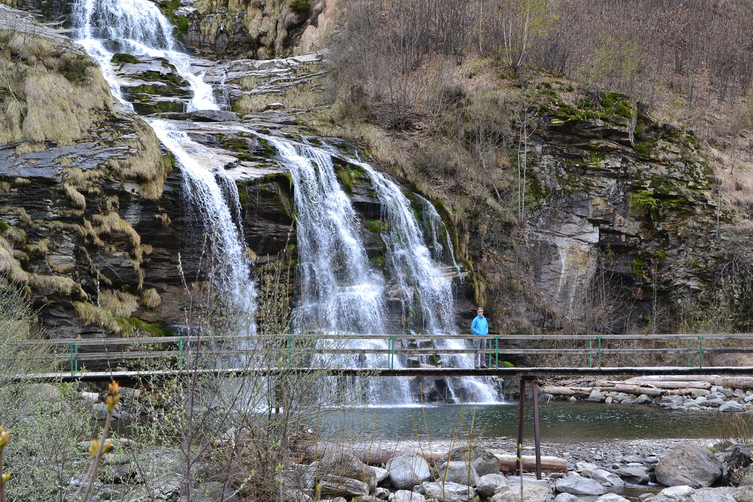 Ponticello da cui si possono ammirare le cascate della Piumogna. Foto: Sabine Joss