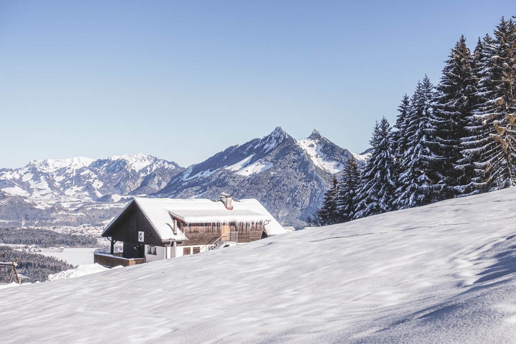 Das Chalet La Grosse-Oubèca in seinem weissen Winterkleid vor dem Dent de Broc und dem Dent du Chamois. Foto: Lauriane Clément