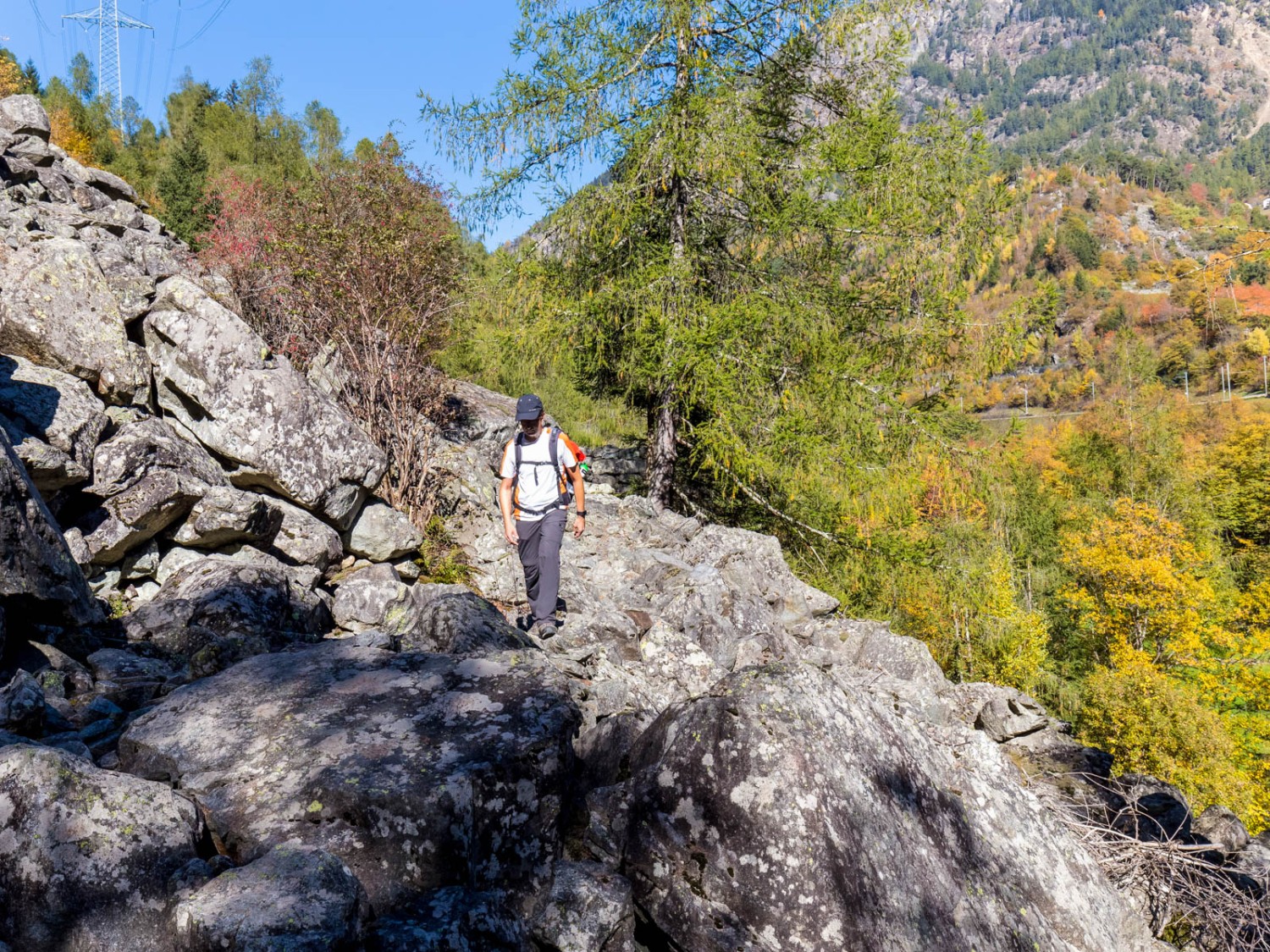 La marche n’est plus très longue jusqu’au site des crotti. Photo: Daniel Fleuti