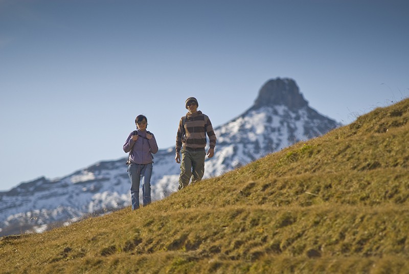 Der Spitzmeilen mit seiner einprägsamen Form liegt in den Glarner Alpen.