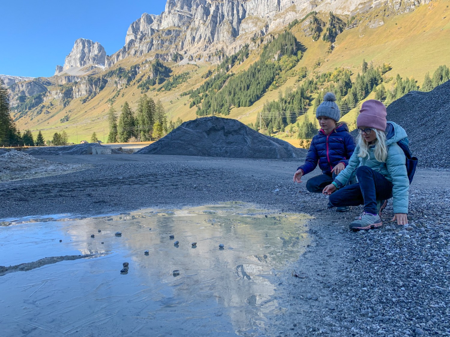 A la fin de l’automne, il fait froid le matin: pétanque avec des petits cailloux sur une grande flaque d’eau gelée. Photo: Monika Leuenberger