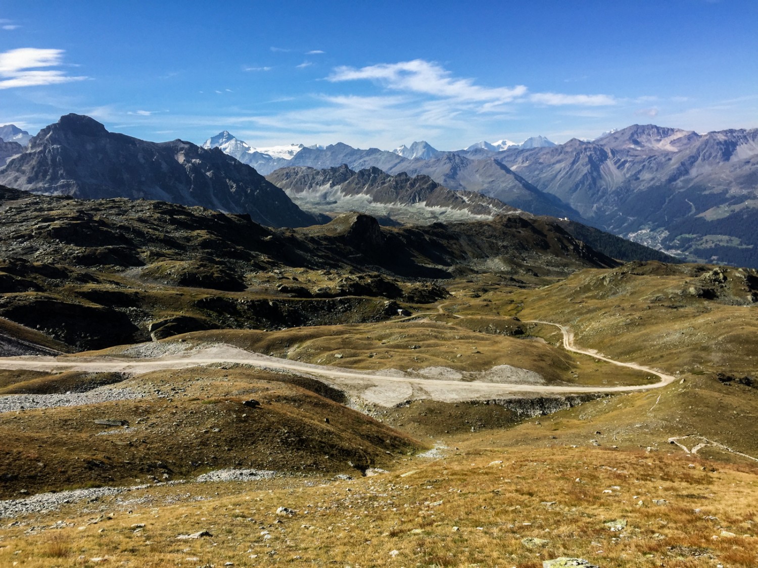 Le domaine skiable est visible au premier plan, tandis que l’hôtel Weisshorn trône sur une colline en arrière-plan.